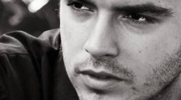 Između redova sa Stefanom Simićem: Kako nas šareni fašizam čini (ne)sretnim robovima