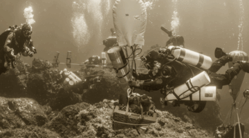 Šapat posade iz dubine mora