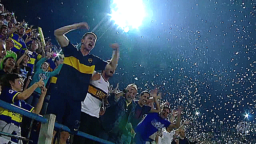 To nije stadion, to je hram koji gori. Nosi čudno ime, ‘Kutija čokolade’