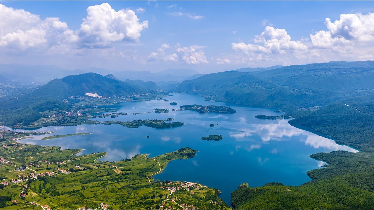 Najljepše jezero na Balkanu nalazi se u BiH i krije 20 potopljenih sela. Kad vodostaj padne, iz dubine izrone ostaci kuća i groblja